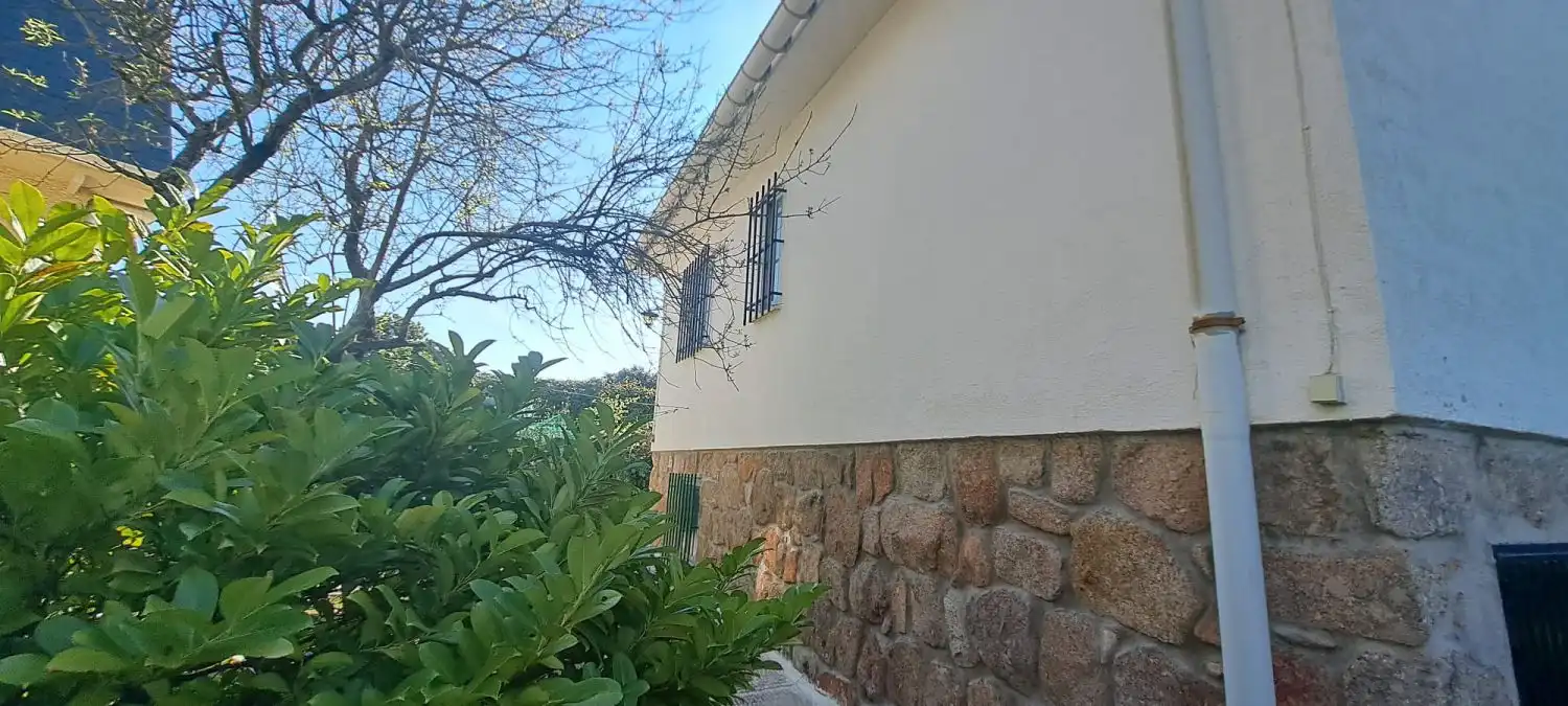 Vista exterior de Casa o xalet en venda en Valdemorillo amb Calefacció