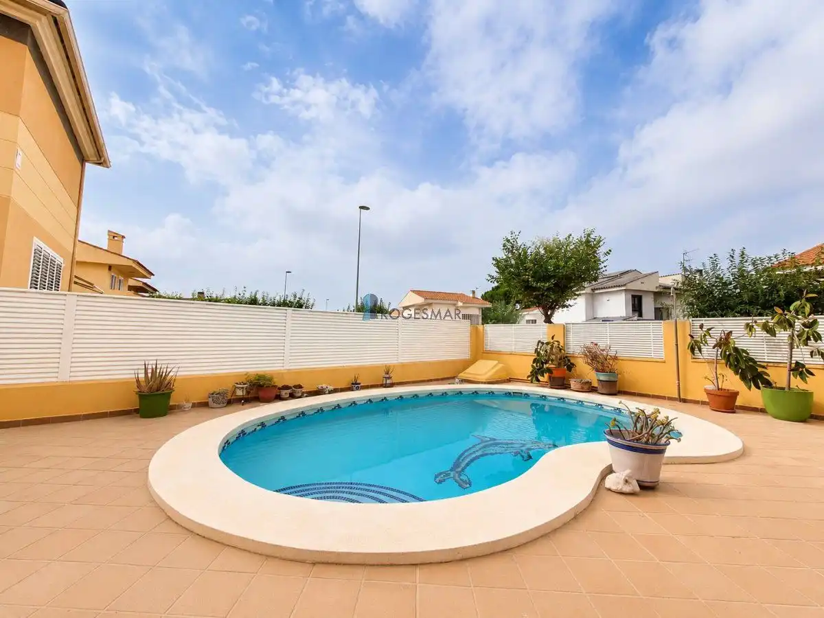 Piscina de Casa o xalet en venda en Benicasim / Benicàssim amb Aire condicionat, Jardí privat i Terrassa