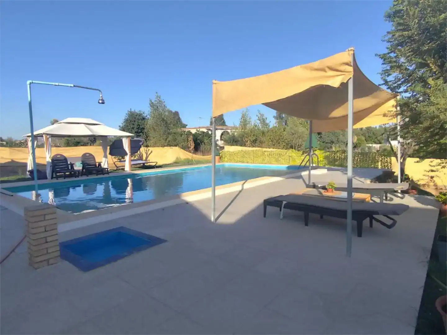 Piscina de Pis en venda en Sanlúcar la Mayor amb Aire condicionat i Piscina