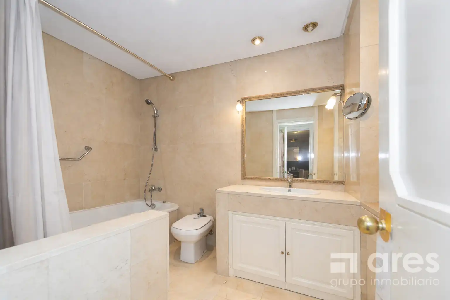 Bathroom of Flat for sale in Madrid  with Air Conditioner, Heating and Private garden