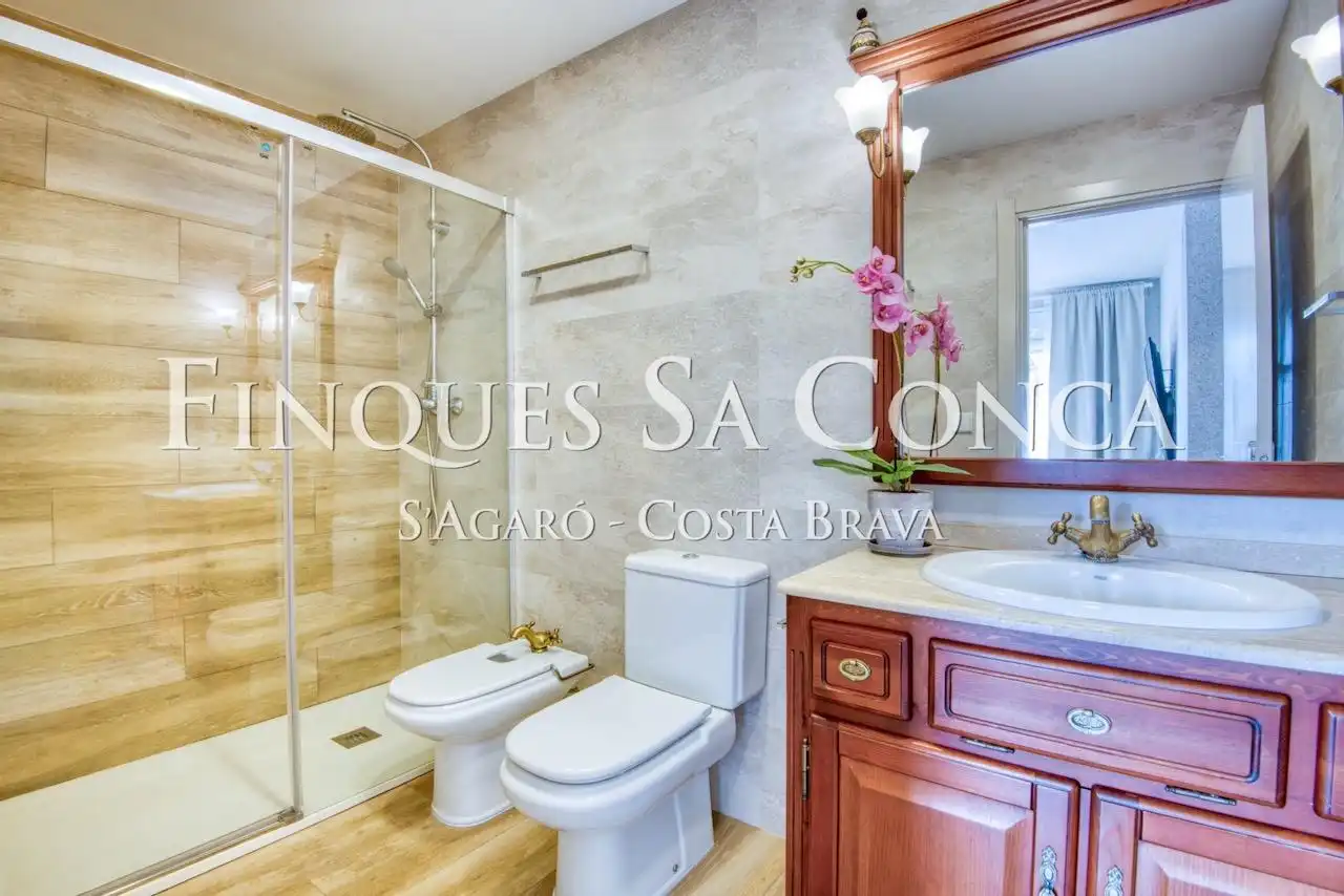 Baño de Casa adosada en venta en Castell d'Aro, Platja d'Aro i s'Agaró con Aire acondicionado, Calefacción y Amueblado