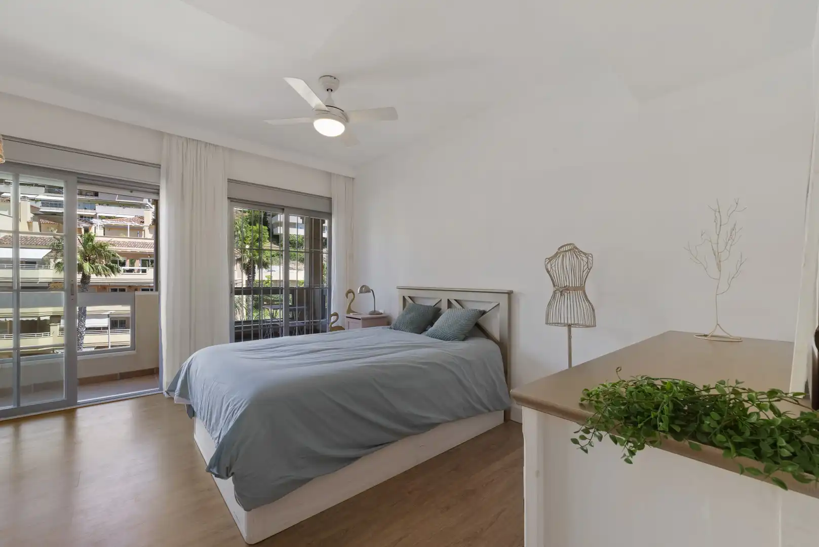 Schlafzimmer von Einfamilien-Reihenhaus zum Verkauf in Benalmádena mit Klimaanlage, Terrasse und Schwimmbad