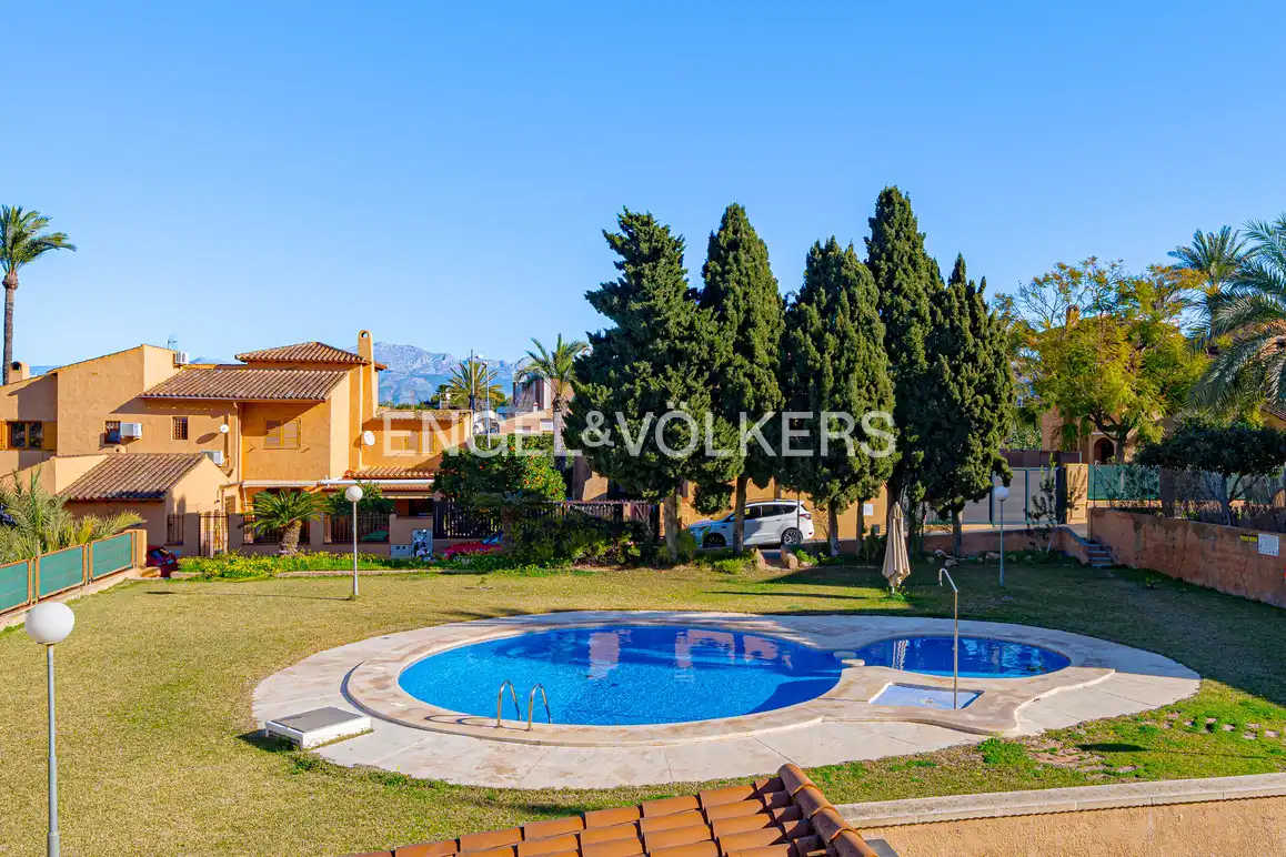 Vista exterior de Casa adosada en venta en Benidorm con Aire acondicionado, Jardín privado y Piscina comunitaria