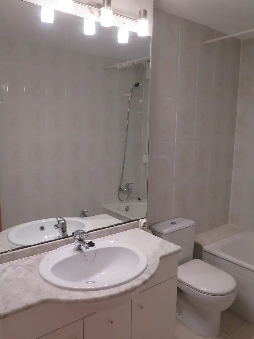 Bany de Pis de lloguer en Girona amb Calefacció i Balcó