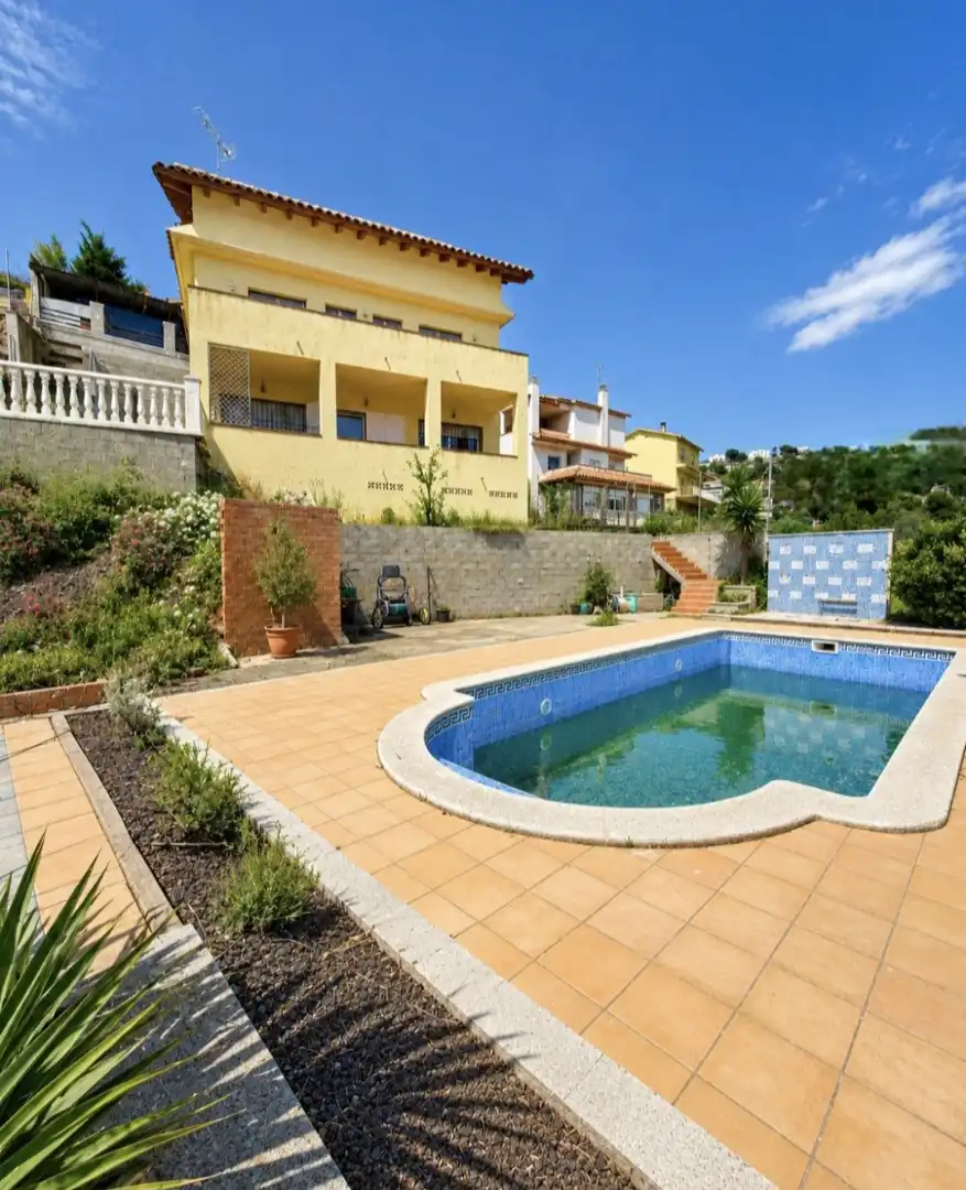 Piscina de Casa o chalet en venta en Sant Fost de Campsentelles con Aire acondicionado, Calefacción y Jardín privado