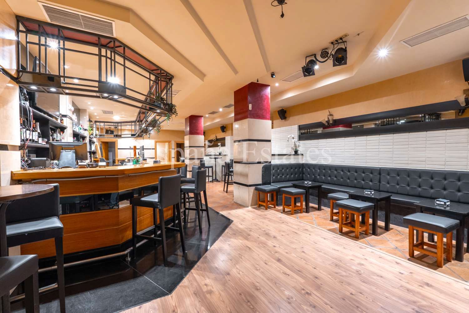 Premises for sale in Nerja  with Air Conditioner