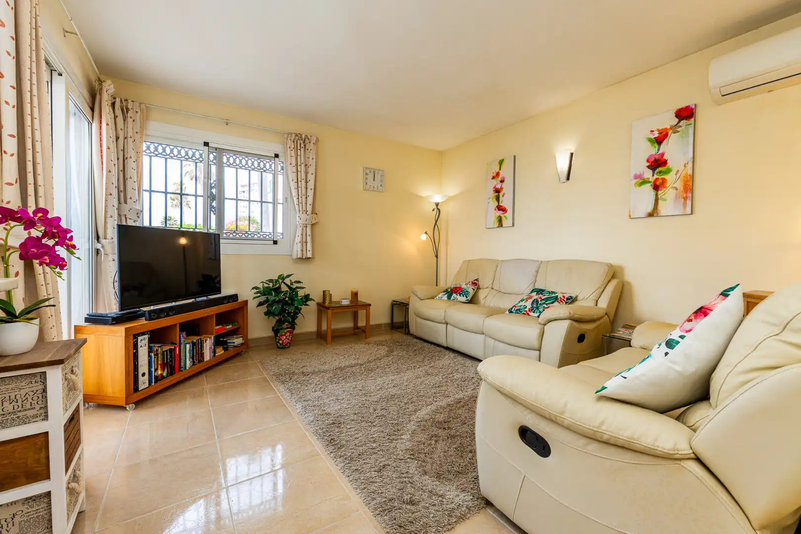 Wohnzimmer von Einfamilien-Reihenhaus zum Verkauf in Mijas mit Klimaanlage, Terrasse und Schwimmbad
