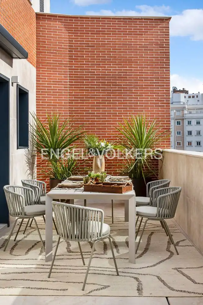 Terrassa de Àtic de lloguer en Madrid amb Aire condicionat, Calefacció i Jardí privat