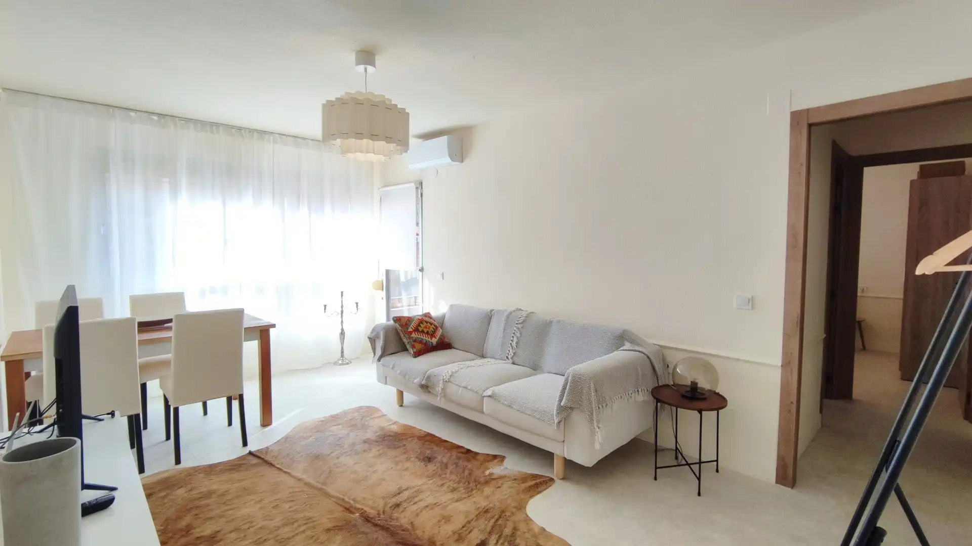 Sala d'estar de Pis de lloguer en Torrevieja amb Aire condicionat i Balcó
