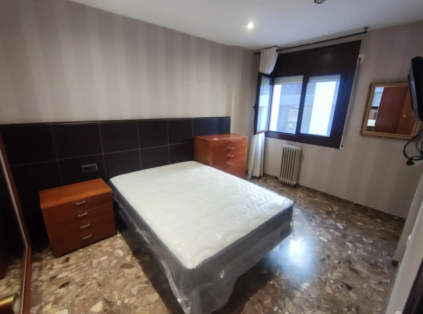Habitación de Piso de alquiler en Lleida con Aire acondicionado, Calefacción y Amueblado