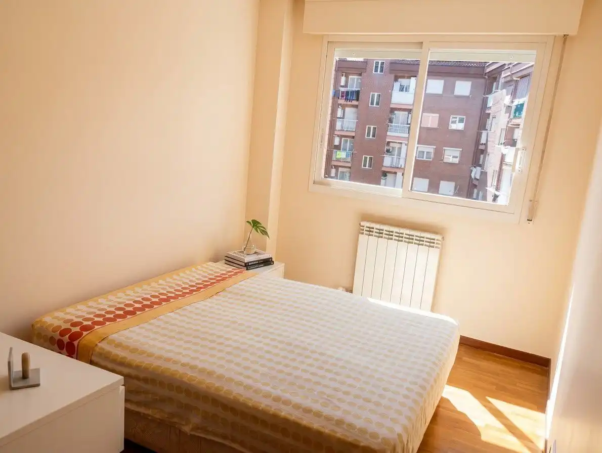 Dormitori de Apartament en venda en Lardero amb Calefacció, Parquet i Traster