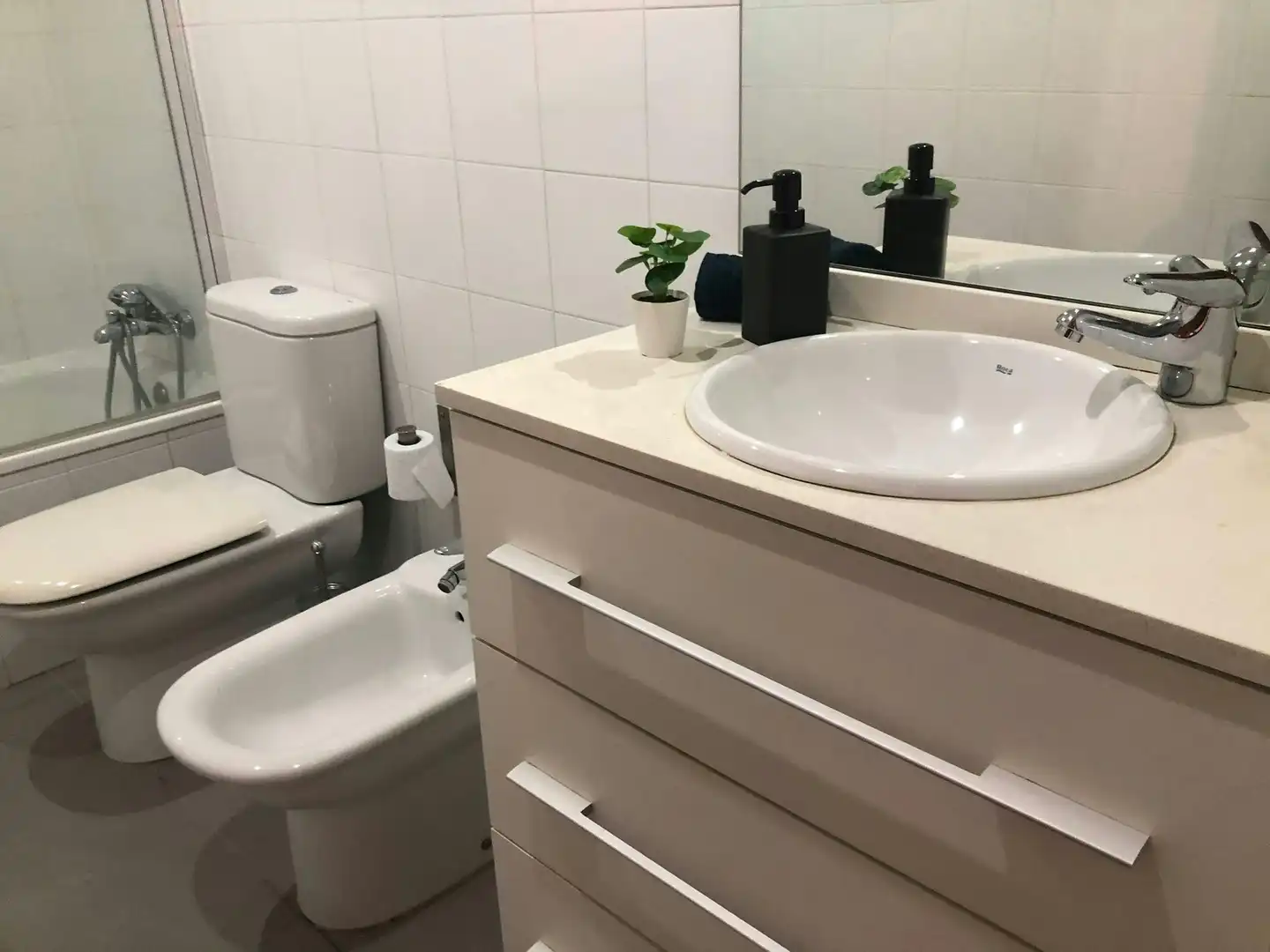 Bathroom of Flat for share in Valencia  with Washing machine
