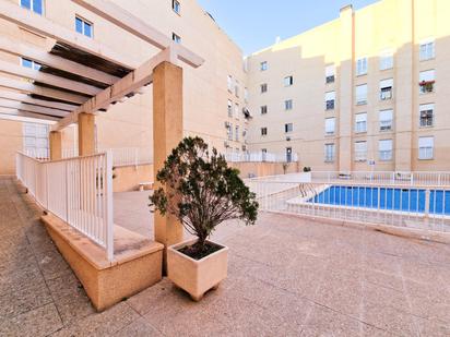 Swimming pool of Planta baja for sale in Elche / Elx  with Air Conditioner, Heating and Private garden