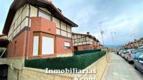 Vista exterior de Casa o xalet en venda en Castro-Urdiales amb Calefacció, Jardí privat i Parquet