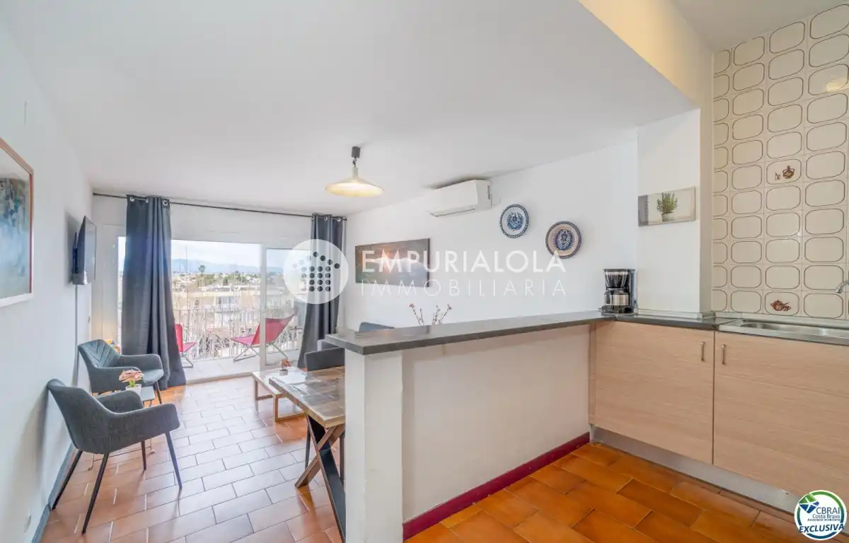 Vista exterior de Apartament en venda en Empuriabrava amb Aire condicionat, Piscina i Moblat