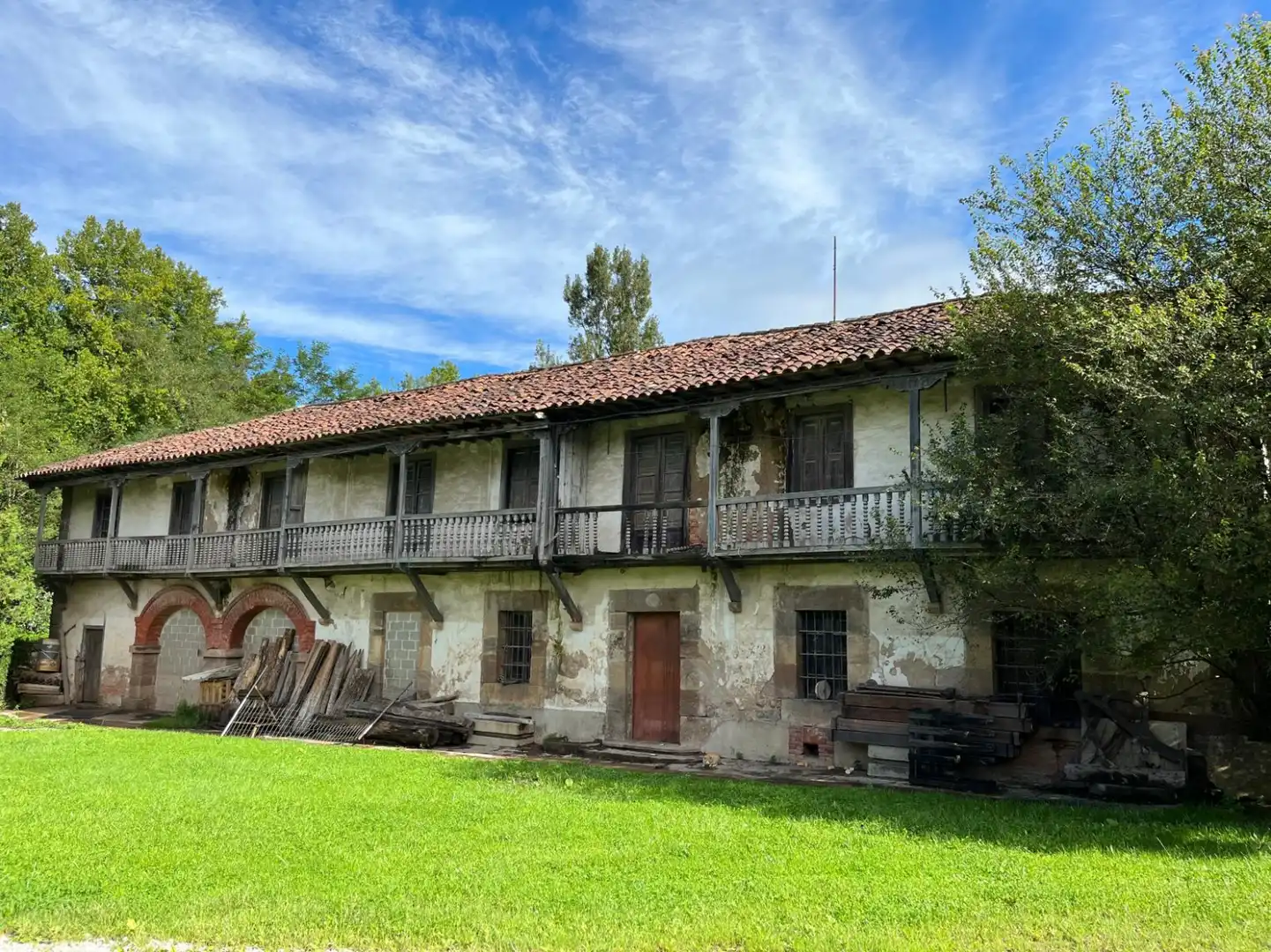 Vista exterior de Casa o xalet en venda en San Felices de Buelna