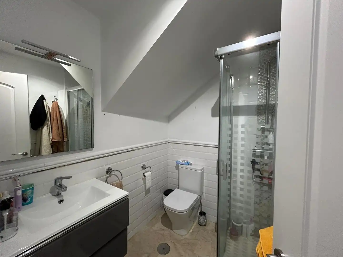 Badezimmer von Einfamilien-Reihenhaus zum Verkauf in Casares mit Schwimmbad