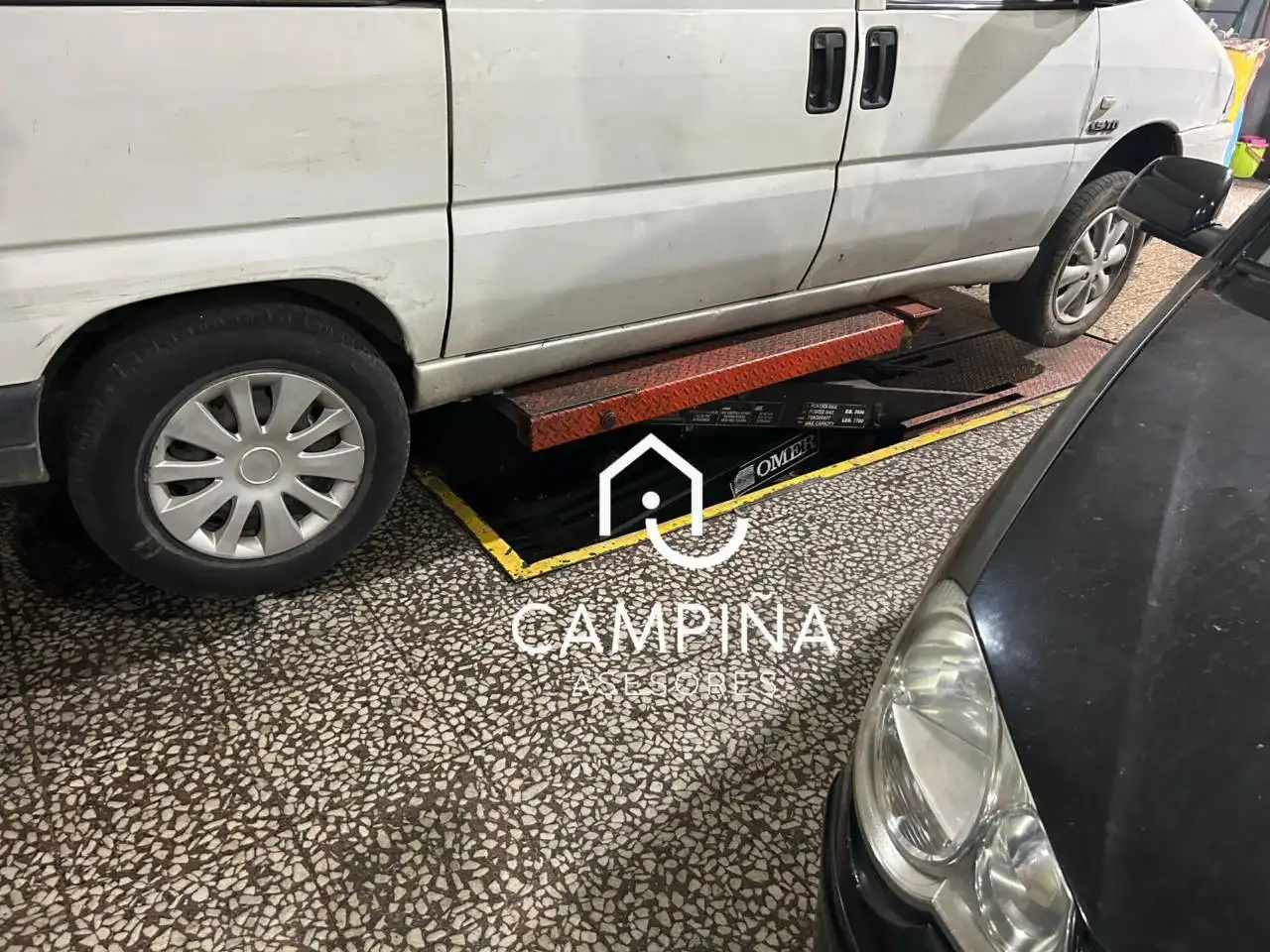 Parkplatz von Fabrikhallen zum Verkauf in Huelva