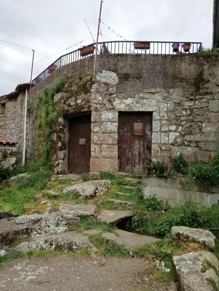 Außenansicht von Einfamilien-Reihenhaus zum Verkauf in Allariz mit Heizung, Terrasse und Abstellraum