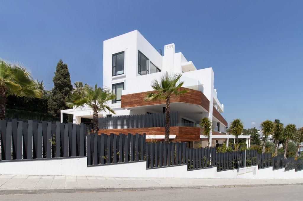 Vista exterior de Casa o xalet en venda en Marbella amb Jardí privat, Terrassa i Piscina