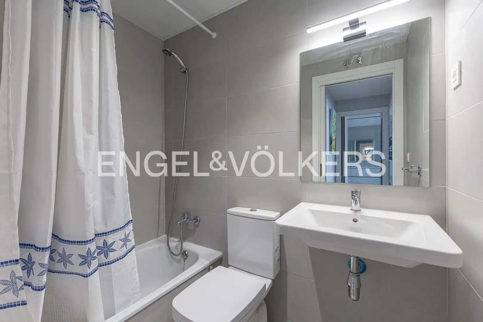 Bathroom of Attic for rent in Madrid  with Air Conditioner, Heating and Private garden