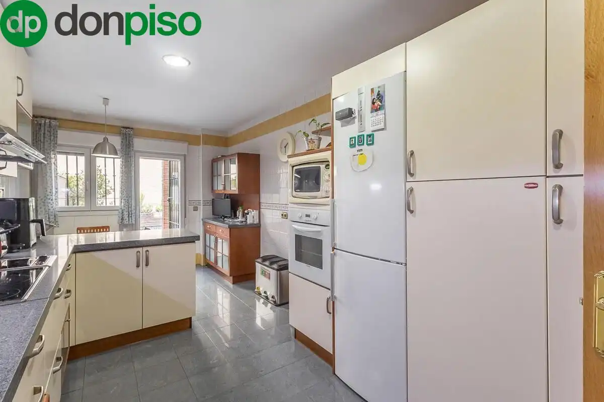 Cocina de Casa adosada en venta en Granada con Calefacción, Jardín privado y Terraza