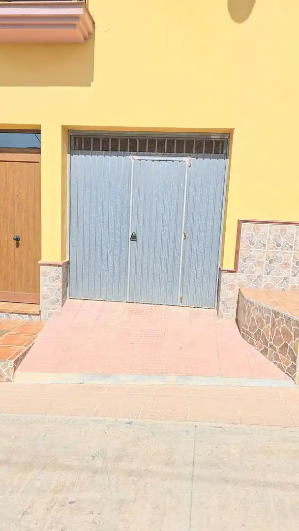 Aparcament de Casa adosada en venda en Vélez-Málaga amb Terrassa, Traster i Moblat