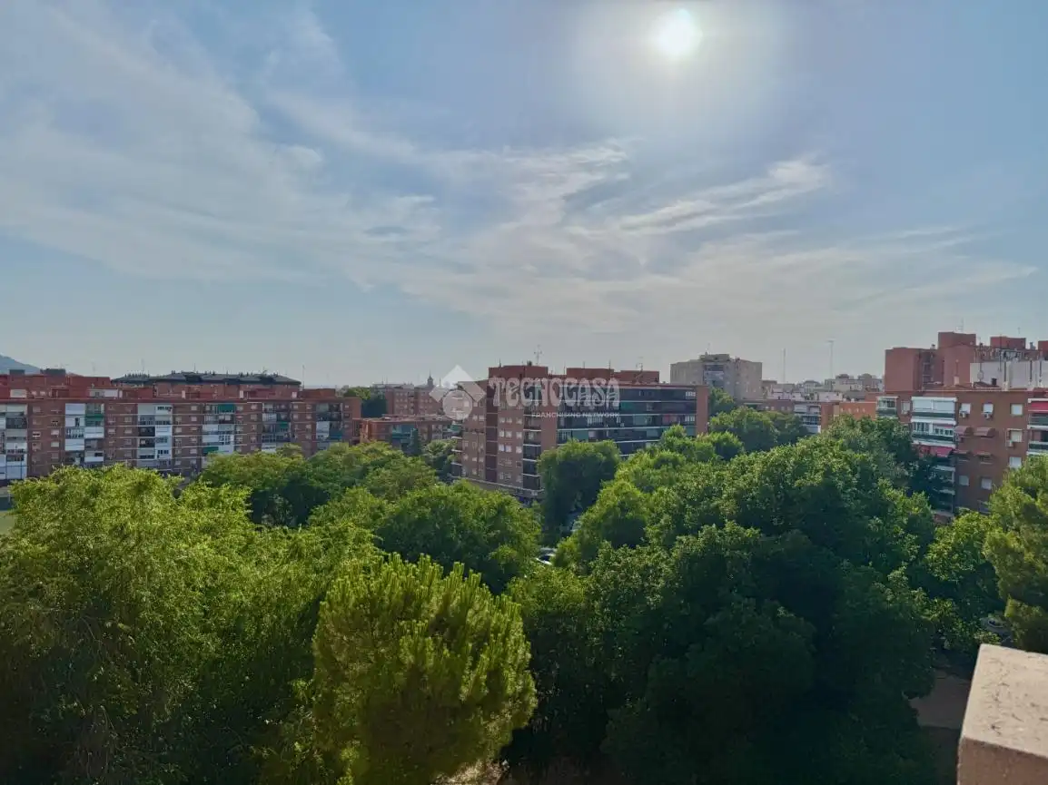 Vista exterior de Pis en venda en Alcalá de Henares amb Aire condicionat, Calefacció i Terrassa
