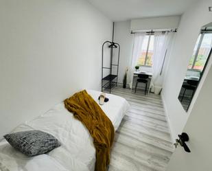 Dormitori de Apartament per a compartir en  Madrid Capital amb Moblat, Forn i Internet