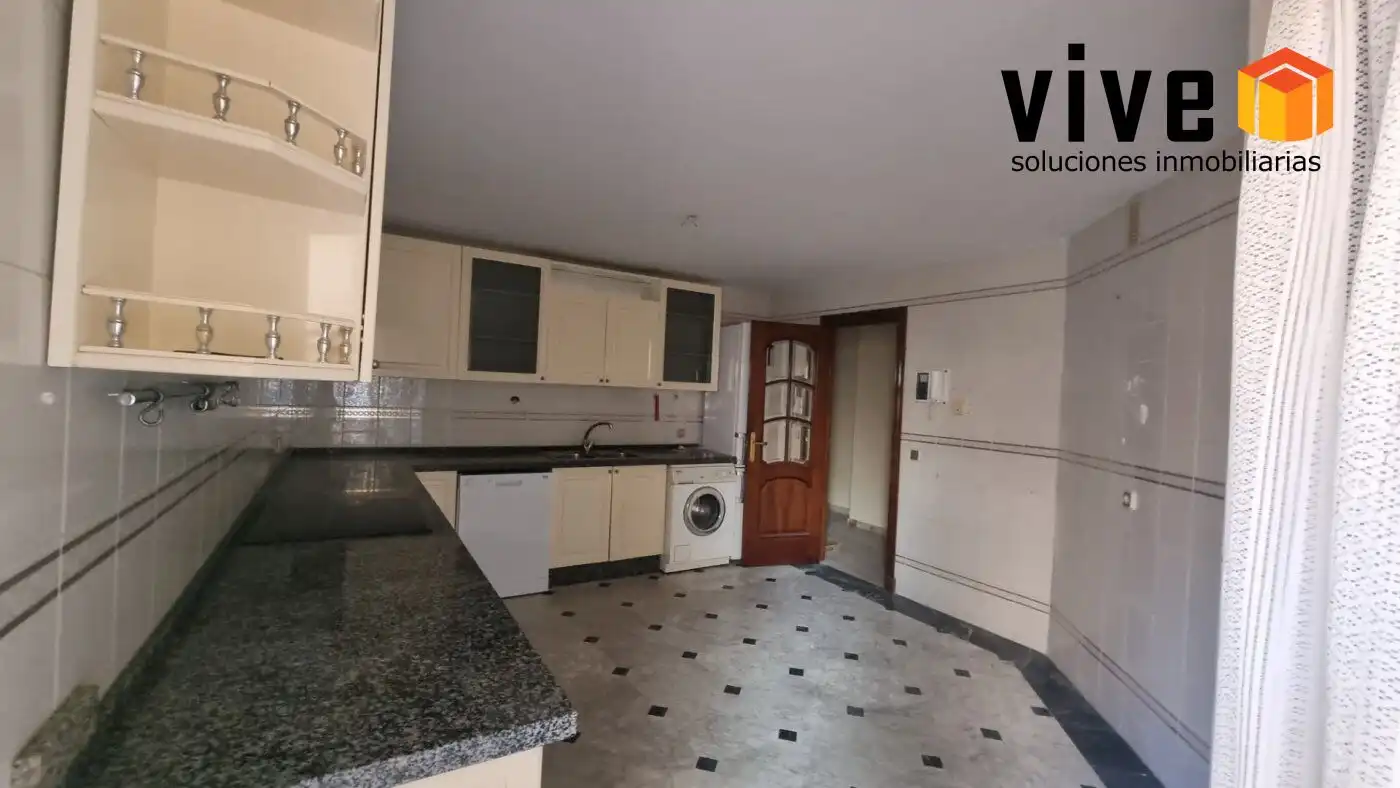 Küche von Wohnung zur Miete in Sevilla mit Klimaanlage, Terrasse und Abstellraum