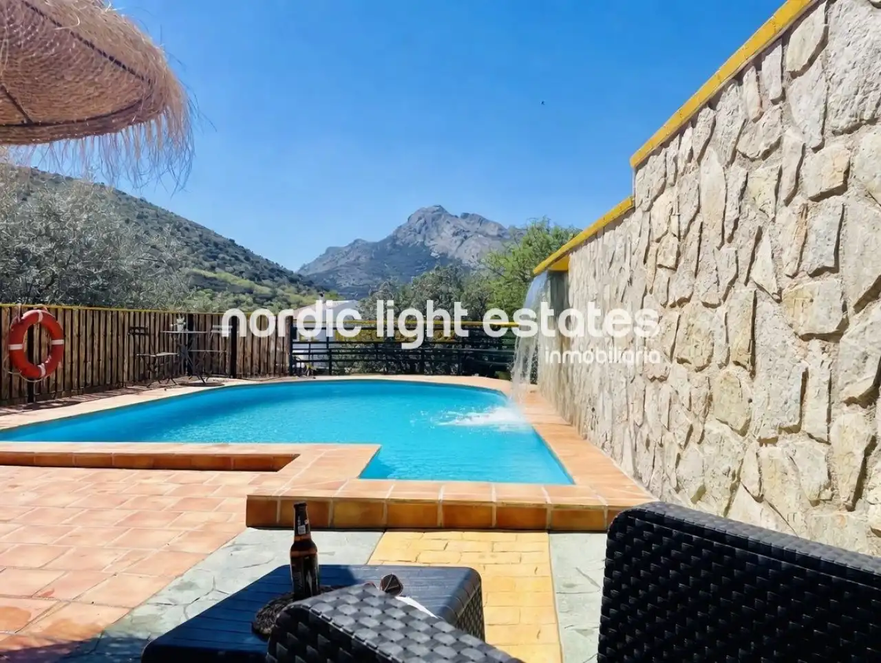 Casa con piscina en venta en Alfarnate