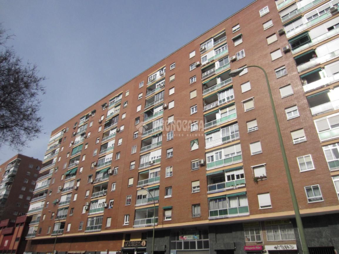 Vista exterior de Piso en venta en  Madrid Capital con Calefacción y Terraza