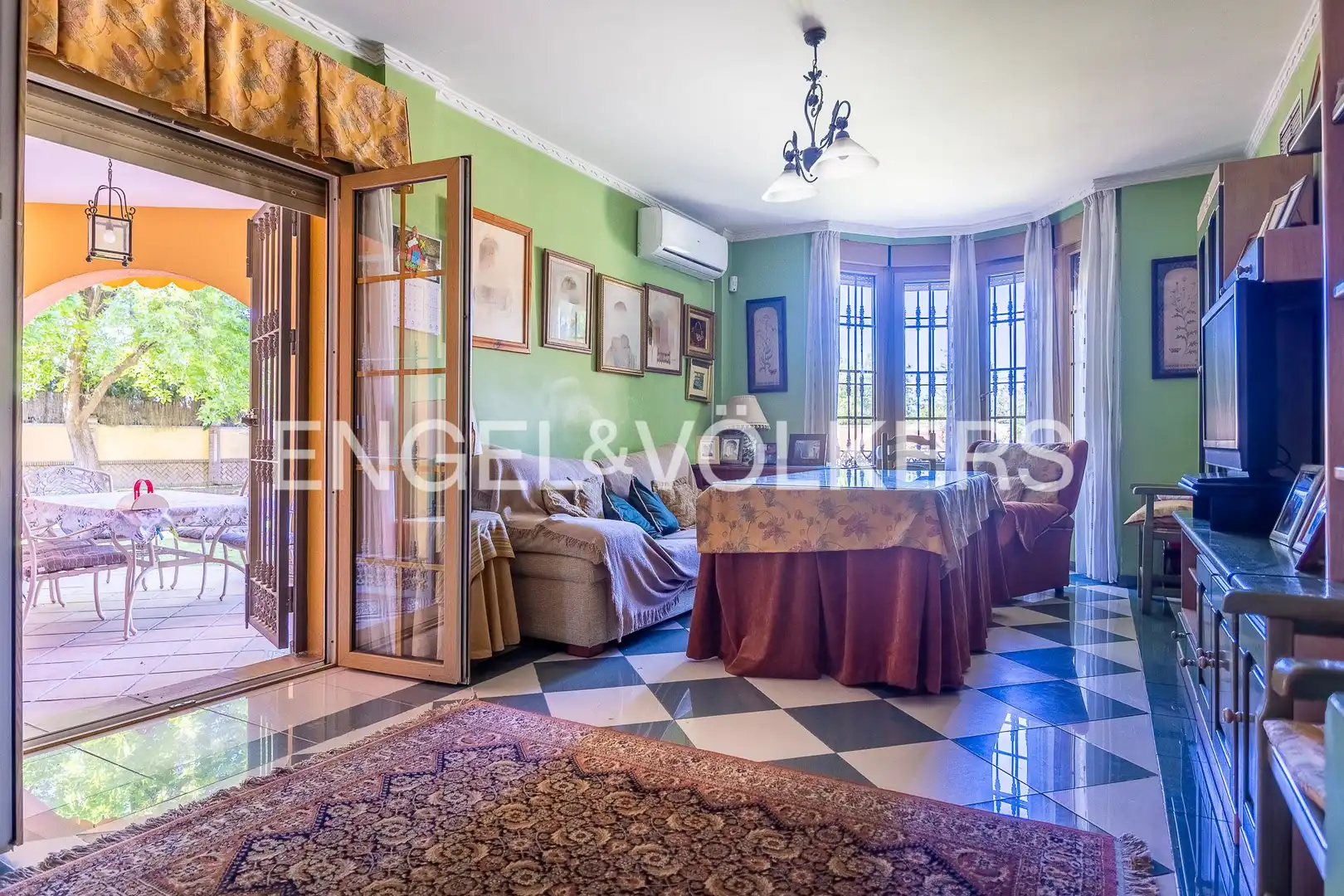 Houses for sale in Sevilla  with Air Conditioner, Heating and Private garden