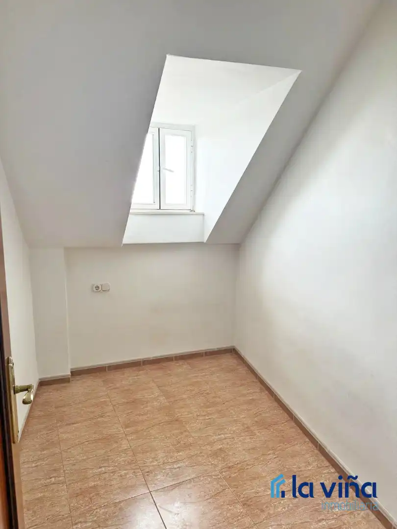 Bedroom of Attic for sale in Alameda  with Air Conditioner, Heating and Furnished