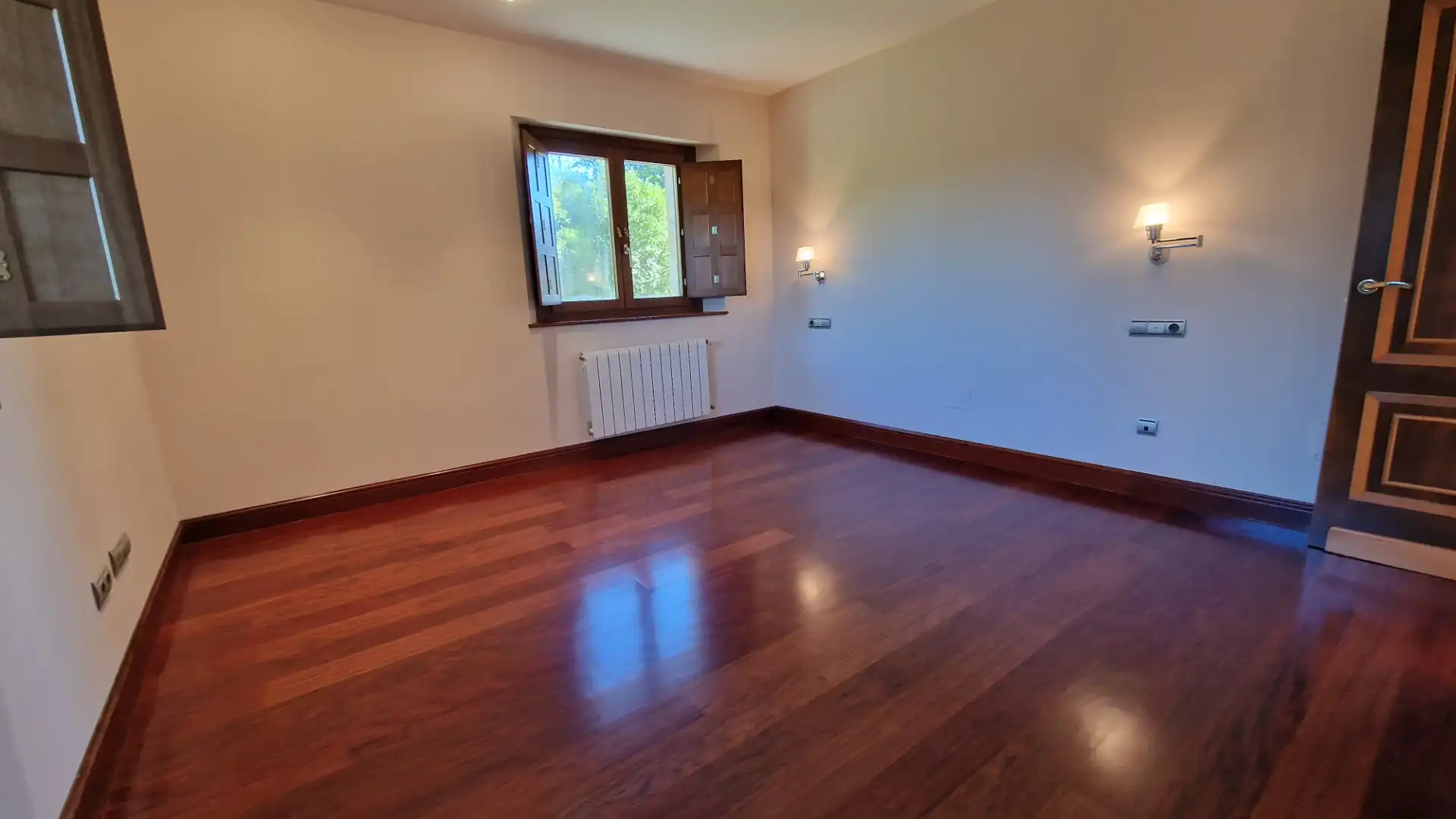 Menjador de Casa o xalet en venda en Gijón  amb Calefacció, Jardí privat i Parquet