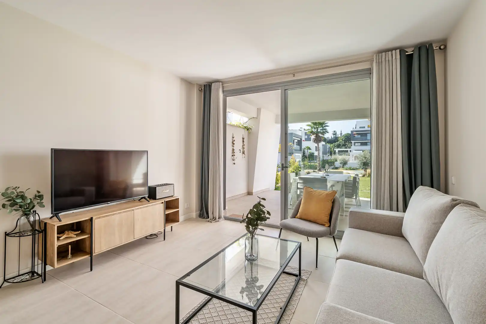 Wohnzimmer von Erdgeschoss zum Verkauf in Estepona mit Klimaanlage, Terrasse und Schwimmbad