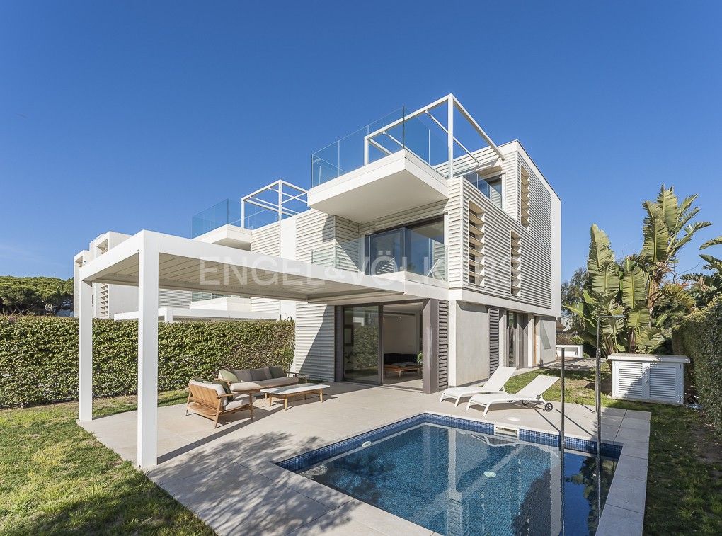 Vista exterior de Casa adosada en venta en Gavà con Aire acondicionado, Calefacción y Jardín privado