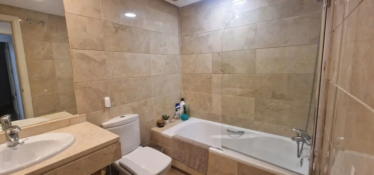 Badezimmer von Wohnungen zur Miete in Marbella mit Klimaanlage, Heizung und Terrasse