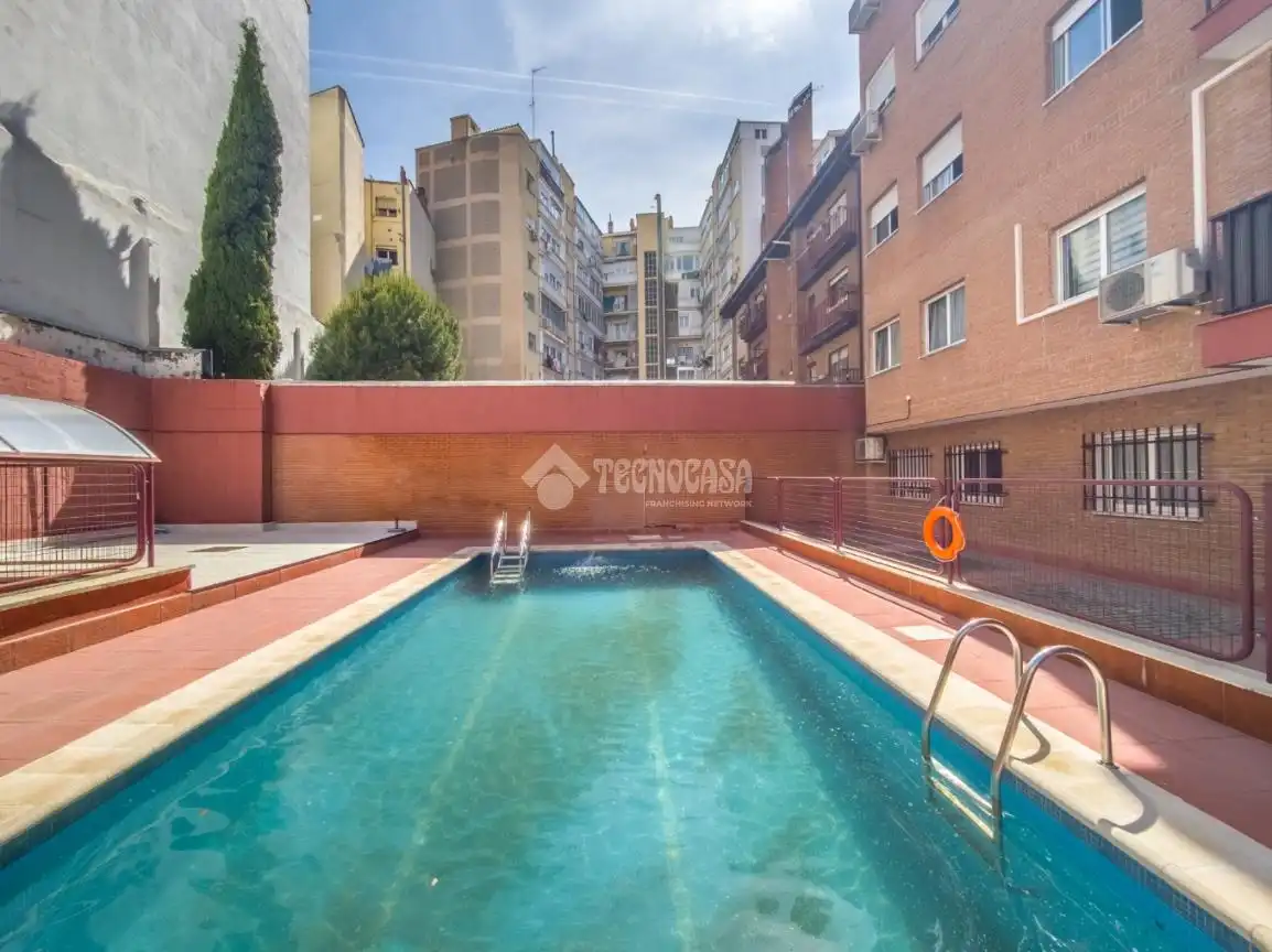 Piscina de Piso de alquiler en Madrid con Aire acondicionado, Calefacción y Trastero