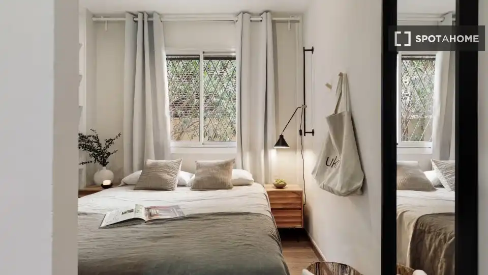 Dormitori de Apartament per a compartir en Barcelona amb Aire condicionat, Terrassa i Moblat