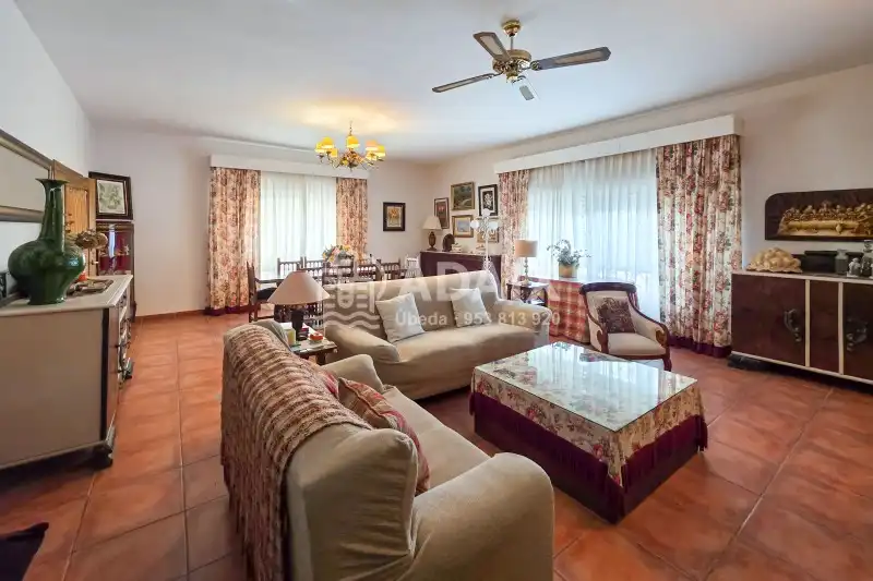 Sala de estar de Finca rústica en venta en Úbeda con Terraza, Trastero y Balcón