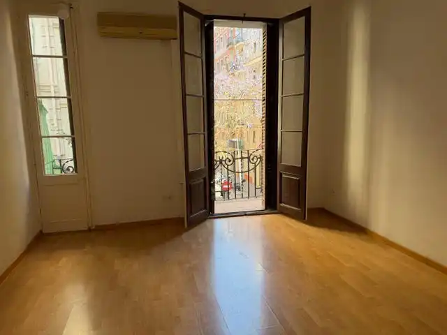 Habitación de Piso en venta en Barcelona con Parquet, Horno y Balcón