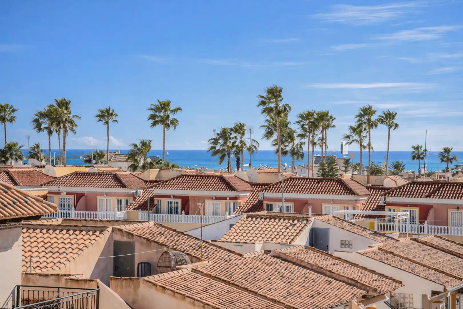 Vista exterior de Casa o xalet en venda en Orihuela amb Aire condicionat, Terrassa i Piscina