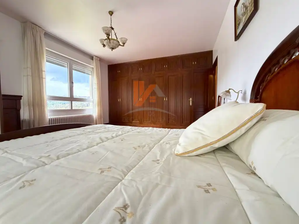 Dormitori de Casa o xalet en venda en Santiago de Compostela  amb Jardí privat, Moblat i Forn