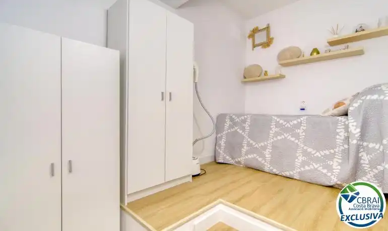 Dormitori de Apartament en venda en Roses amb Terrassa i Moblat