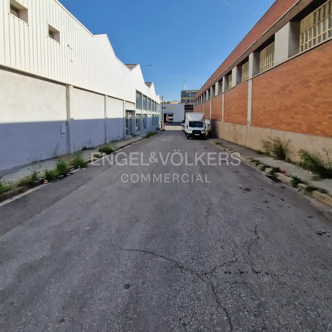 Vista exterior de Nau industrial de lloguer en Sant Boi de Llobregat