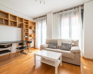 Living room of Apartment to rent in  Madrid Capital  with Air Conditioner, Parquet flooring and Furnished