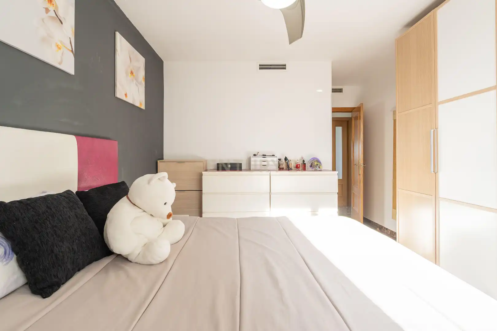 Dormitori de Apartament en venda en Paterna amb Aire condicionat i Balcó