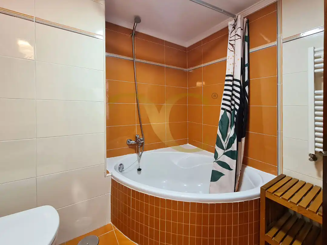 Baño de Piso en venta en Oviedo  con Calefacción, Trastero y Amueblado