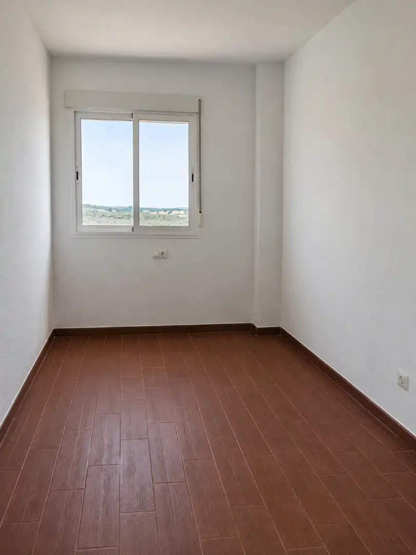 Habitación de Casa adosada en venta en La Carlota con Terraza, Horno y Lavadora